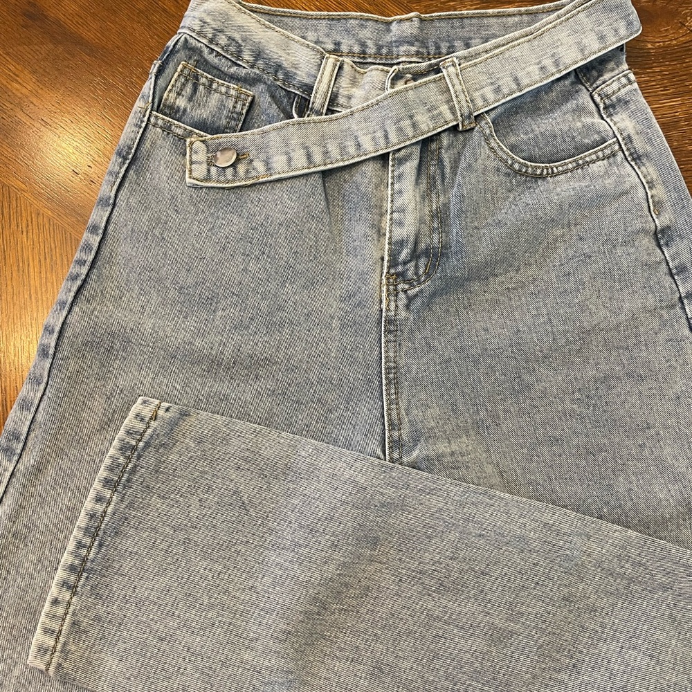 Classic Blue Women's Jeans size 26, high waisted and cropped